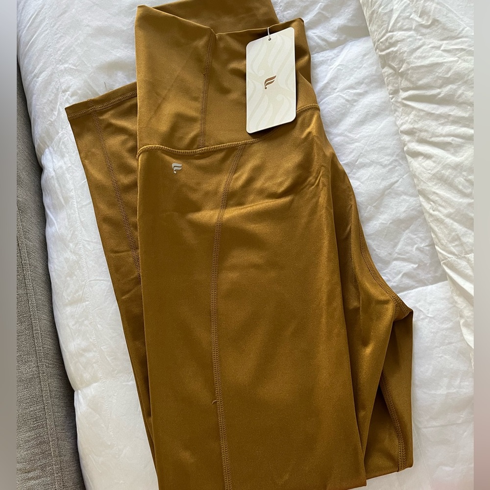 NWT!! Fabletics high rise shine maternity leggings 🤎